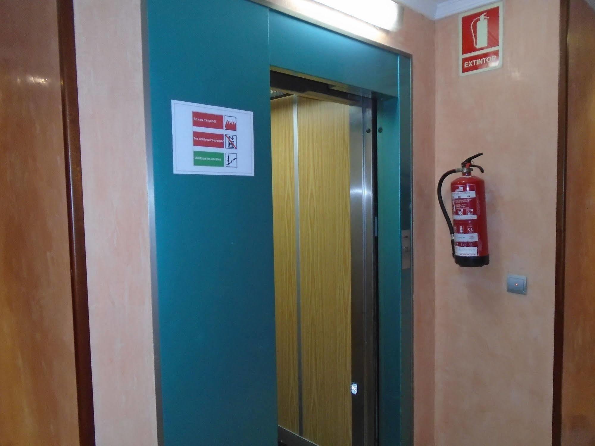 Hostal Fonda Galicia Cardedeu Ngoại thất bức ảnh